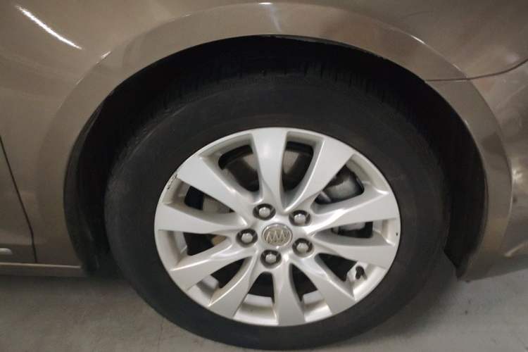 Used Buick LaCrosse 2013 2.4L SIDI Leading Comfort Version Right Front Wheel Hub