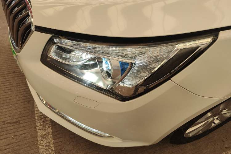 Used Buick LaCrosse 2013 2.4L SIDI Elite Comfort Version Left Front Headlight