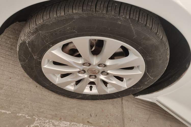 Used Buick LaCrosse 2013 2.4L SIDI Elite Comfort Version Left Front Wheel Hub