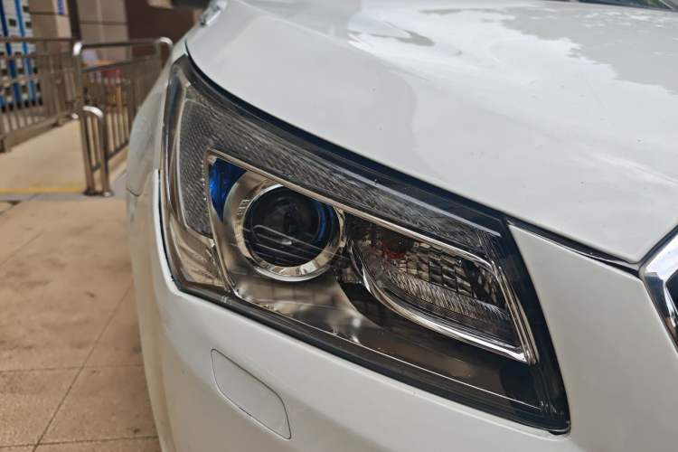 Used Buick LaCrosse 2013 2.4L SIDI Elite Comfort Version Right Front Headlight