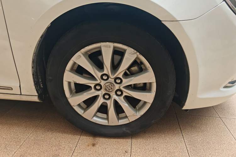 Used Buick LaCrosse 2013 2.4L SIDI Elite Comfort Version Right Front Wheel Hub