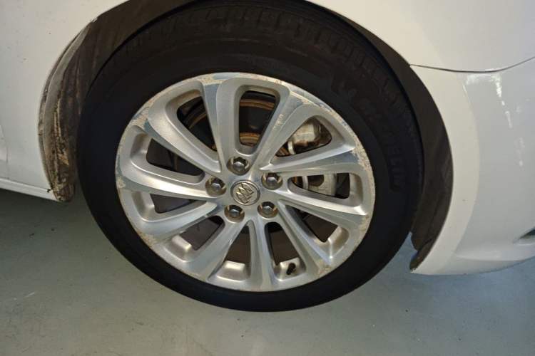 Used Buick LaCrosse 2013 2.4L SIDI Luxury Comfort Edition Right Front Wheel Hub