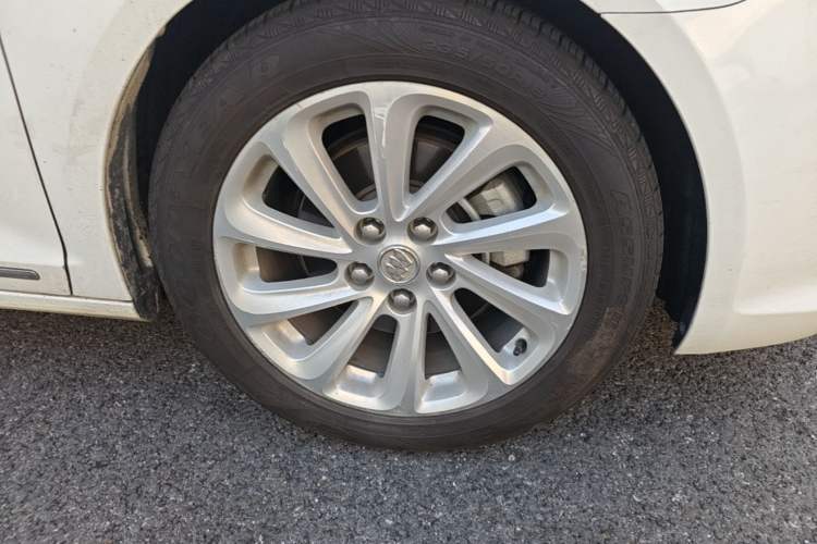 Used Buick LaCrosse 2013 2.0T SIDI Elite Tech Version Right Front Wheel Hub