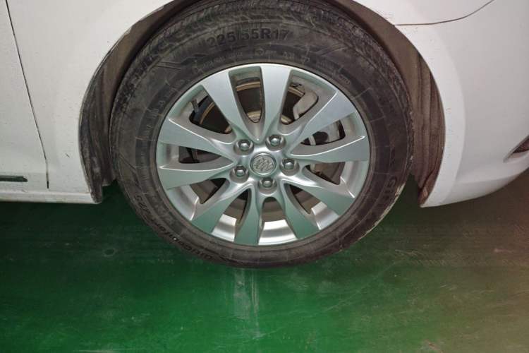 Used Buick LaCrosse 2013 2.4L SIDI Elite Comfort Version Right Front Wheel Hub