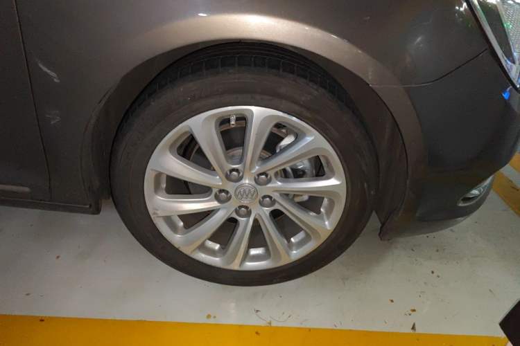 Used Buick LaCrosse 2013 2.4L SIDI Luxury Comfort Edition Right Front Wheel Hub