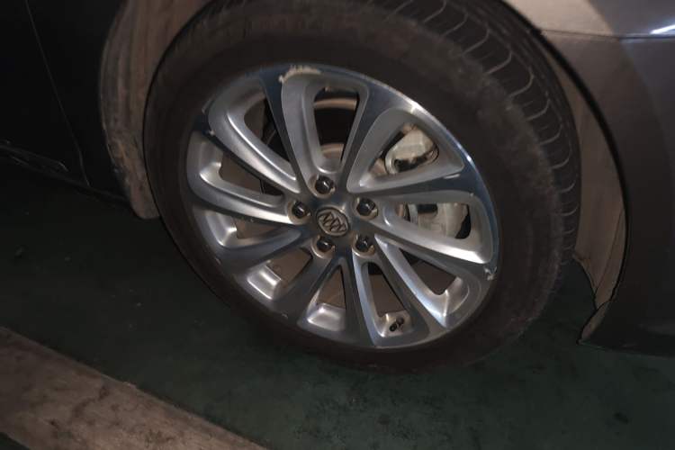 Used Buick LaCrosse 2013 2.4L SIDI Luxury Comfort Edition Right Front Wheel Hub