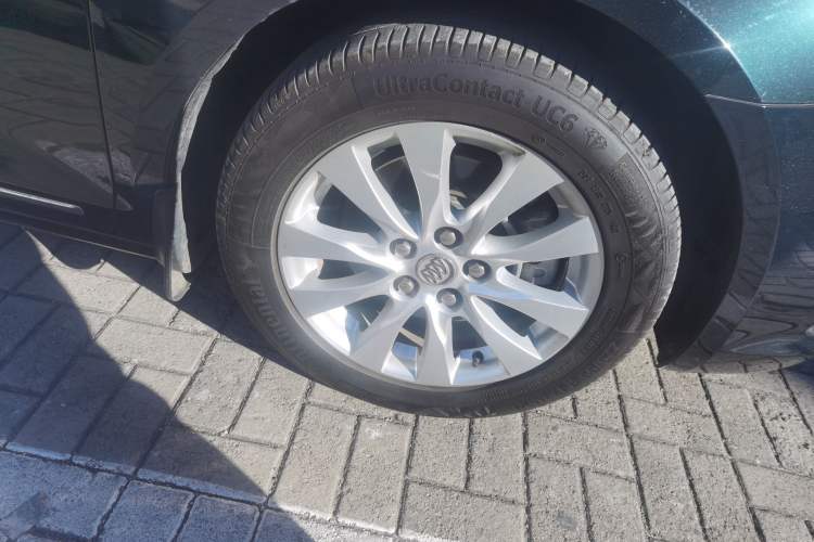 Used Buick LaCrosse 2013 2.4L SIDI Elite Comfort Version Right Front Wheel Hub
