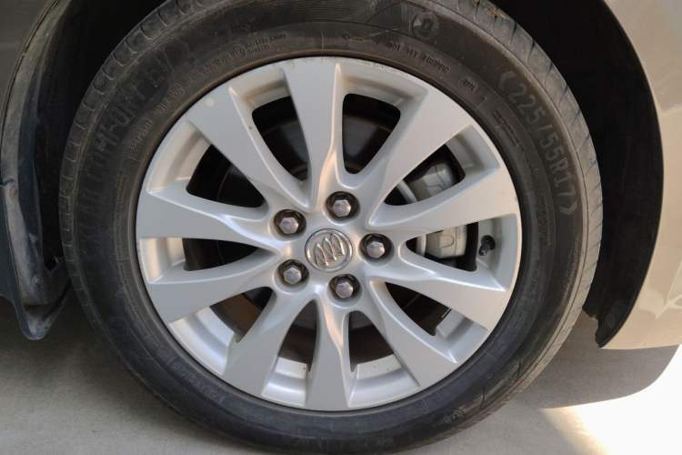 Used Buick LaCrosse 2013 2.4L SIDI Leading Comfort Version Right Front Wheel Hub