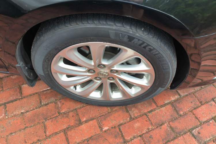 Used Buick LaCrosse 2014 2.0T SIDI Elite Tech Version Right Front Wheel Hub