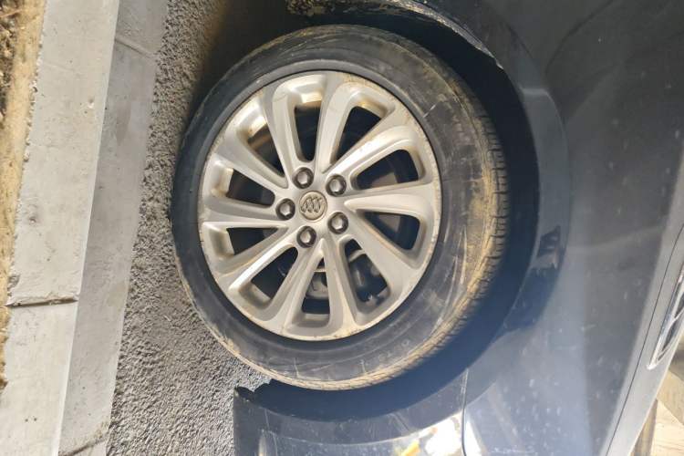 Used Buick LaCrosse 2014 2.0T SIDI Elite Tech Version Right Front Wheel Hub