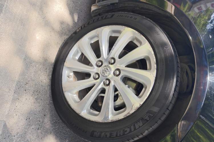 Used Buick LaCrosse 2014 2.0T SIDI Elite Tech Version Right Front Wheel Hub