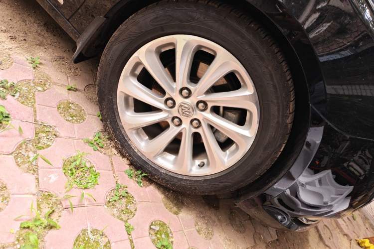 Used Buick LaCrosse 2014 2.0T SIDI Elite Tech Version Right Front Wheel Hub