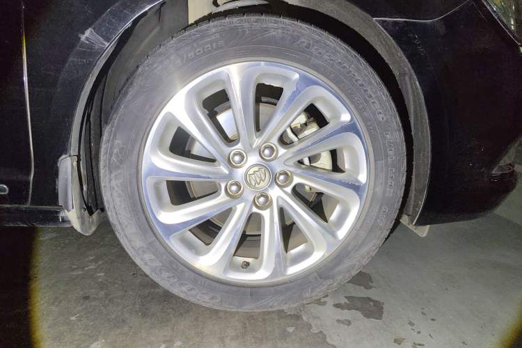 Used Buick LaCrosse 2014 2.0T SIDI Elite Tech Version Right Front Wheel Hub