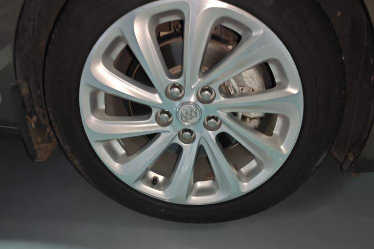 Used Buick LaCrosse 2014 2.0T SIDI Smart Luxury Flagship Edition Right Front Wheel Hub