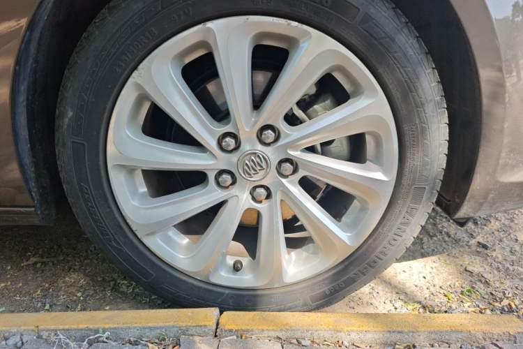 Used Buick LaCrosse 2014 2.0T SIDI Smart Luxury Flagship Edition Right Front Wheel Hub