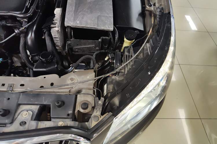 Used Buick LaCrosse 2014 2.0T SIDI Elite Tech Version Engine Bay Left