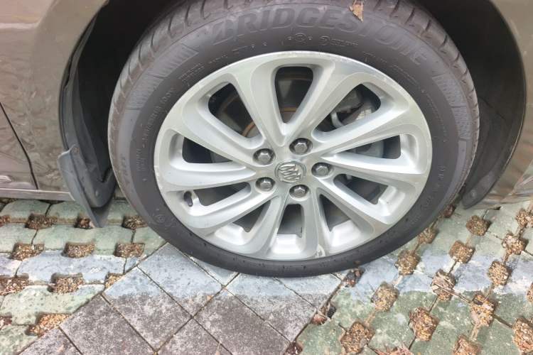 Used Buick LaCrosse 2014 2.0T SIDI Elite Tech Version Right Front Wheel Hub