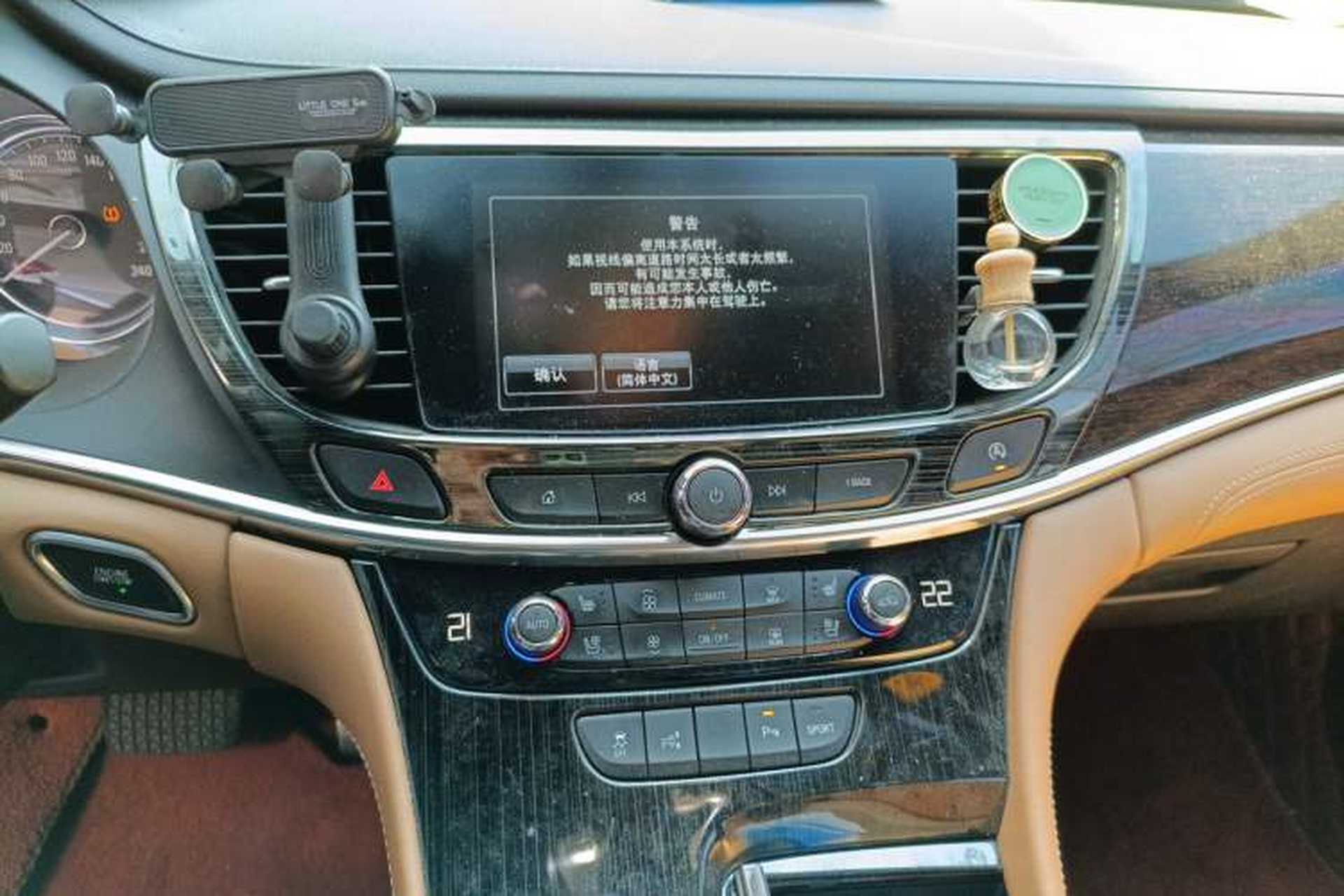 Used Buick LaCrosse 2016 28T Premium Edition Audio And AC Panel