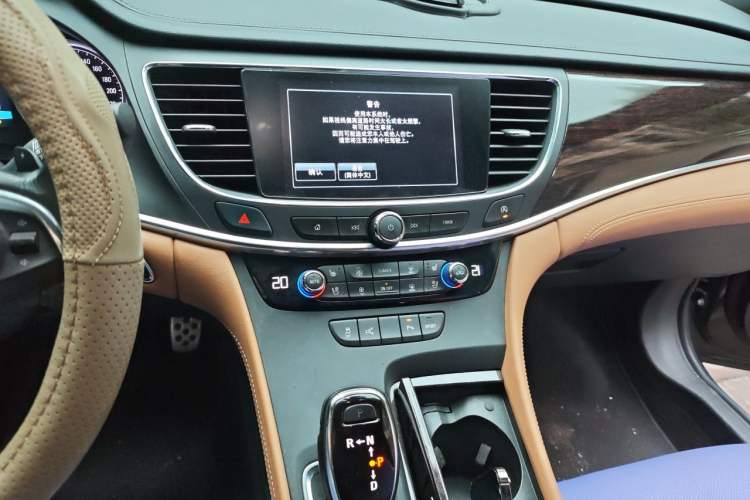 Used Buick LaCrosse 2016 28T Premium Edition Audio And AC Panel