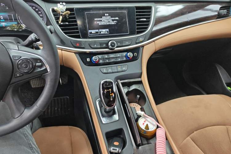Used Buick LaCrosse 2016 28T Premium Edition Audio And AC Panel