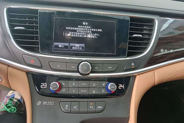 Used Buick LaCrosse 2016 28T Premium Edition Audio And AC Panel