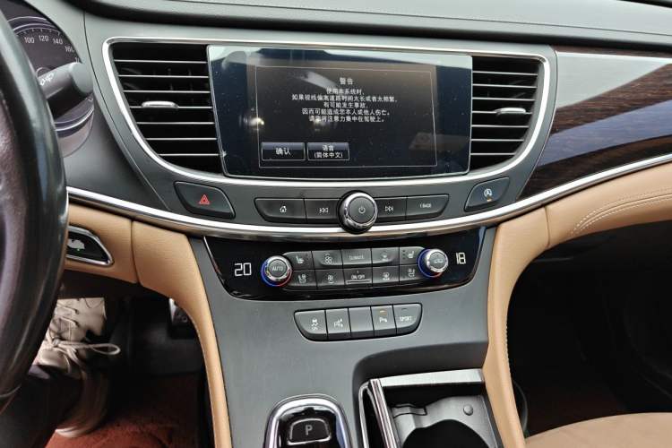 Used Buick LaCrosse 2016 28T Premium Edition Audio And AC Panel