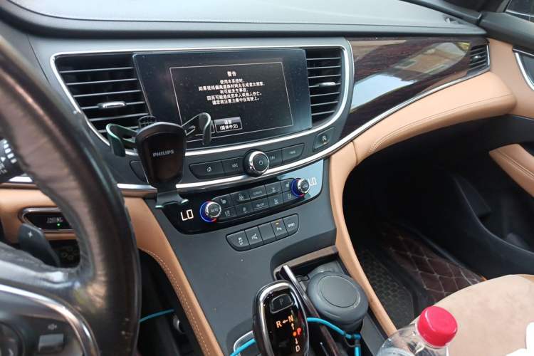 Used Buick LaCrosse 2016 28T Premium Edition Audio And AC Panel