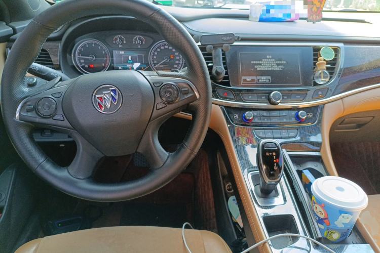 Used Buick LaCrosse 2016 28T Premium Edition Center Console