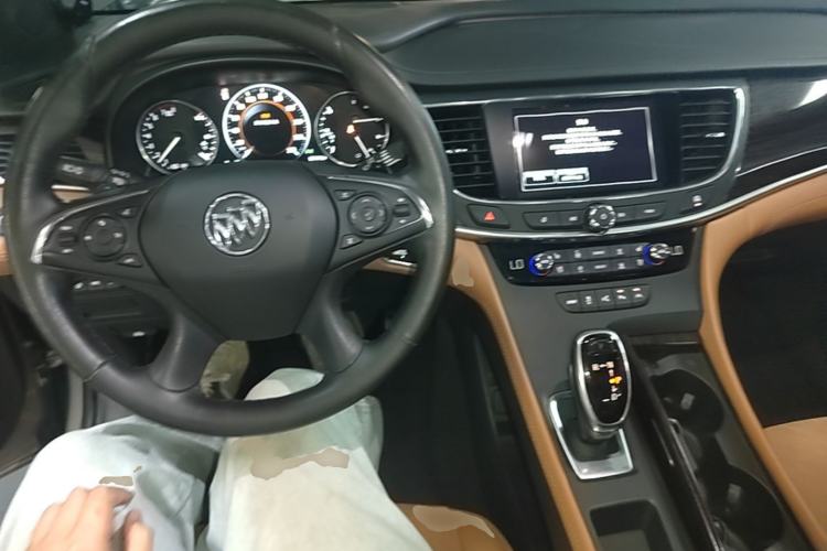 Used Buick LaCrosse 2016 28T Luxury Version Center Console