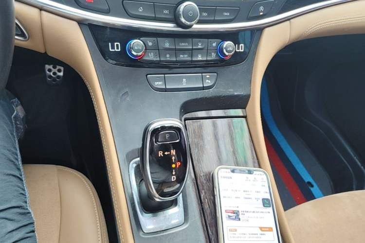 Used Buick LaCrosse 2016 20T Elite Edition Gear Lever