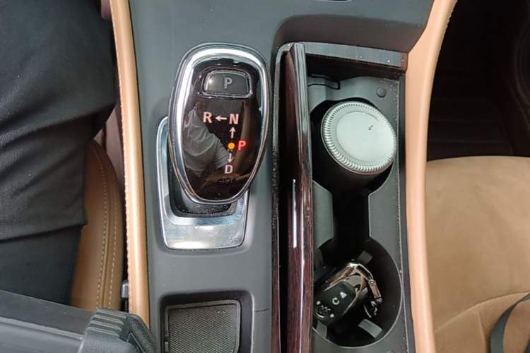 Used Buick LaCrosse 2016 28T Premium Edition Gear Lever