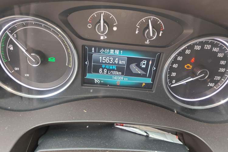 Used Buick LaCrosse 2016 30H Elite Edition Odometer Close Up
