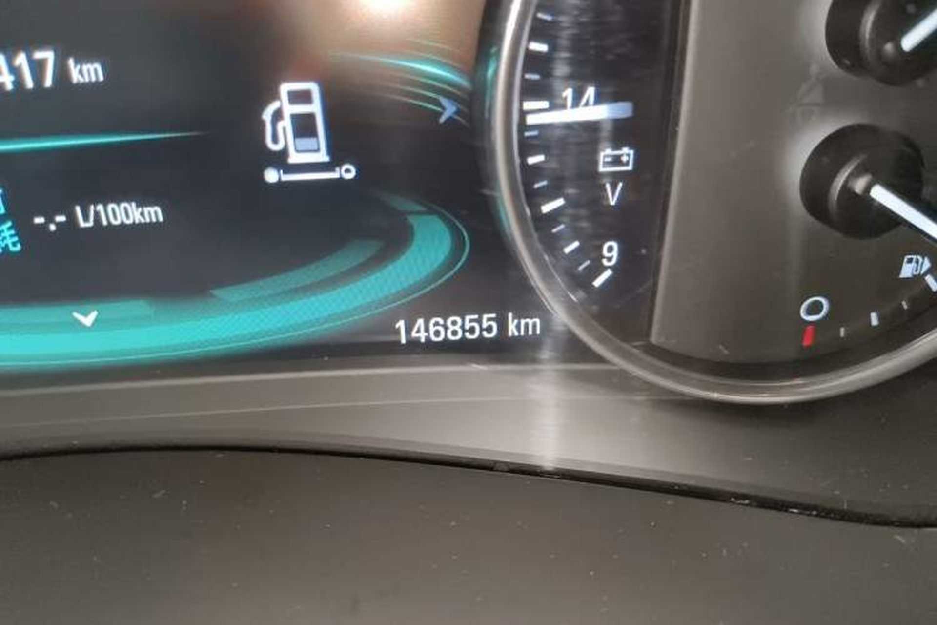 Used Buick LaCrosse 2016 28T Flagship Model Odometer Close Up