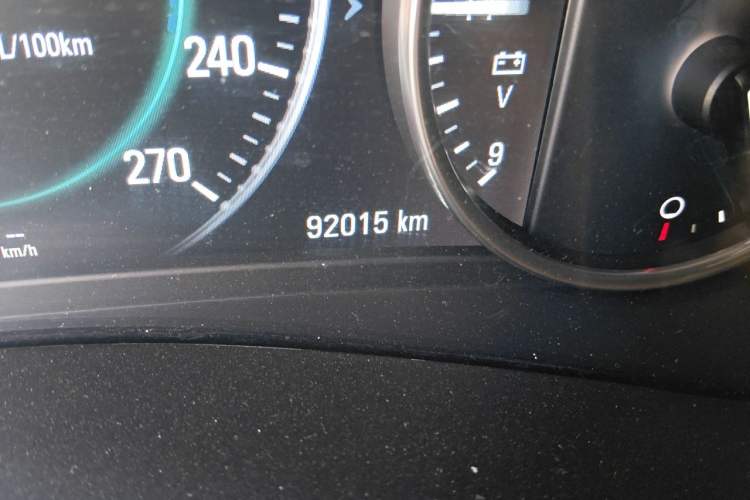 Used Buick LaCrosse 2016 28T Luxury Version Odometer Close Up
