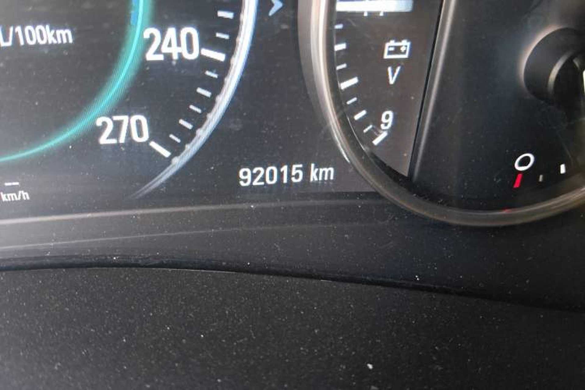 Used Buick LaCrosse 2016 28T Luxury Version Odometer Close Up