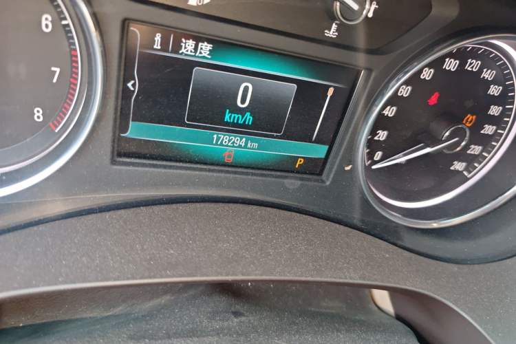Used Buick LaCrosse 2016 20T Leading Model Odometer Close Up