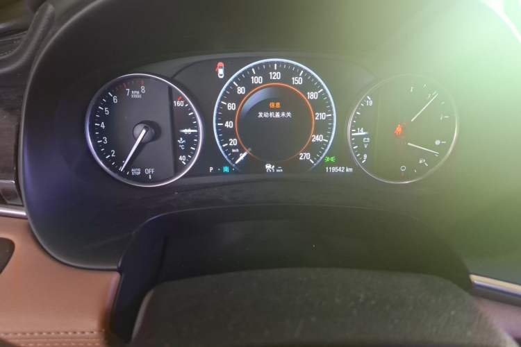 Used Buick LaCrosse 2016 28T Flagship Model Odometer Close Up