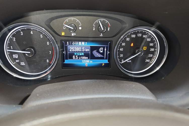 Used Buick LaCrosse 2016 20T Leading Model Odometer Close Up