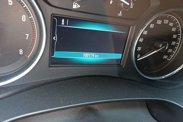 Used Buick LaCrosse 2016 28T Premium Edition Odometer Close Up