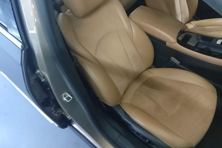Used Buick LaCrosse 2016 28T Luxury Version Right Front Seat