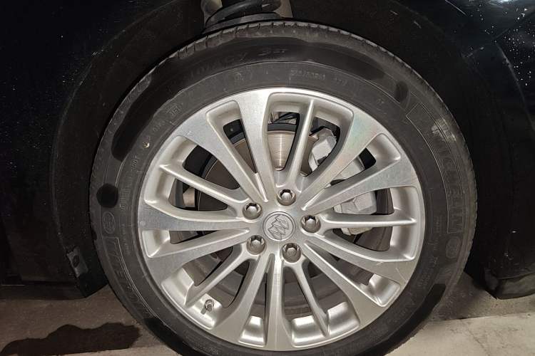 Used Buick LaCrosse 2016 28T Premium Edition Right Front Wheel Hub