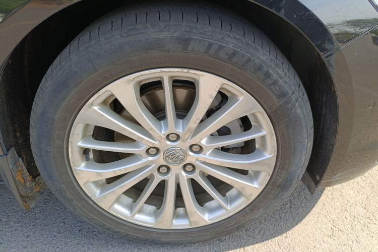 Used Buick LaCrosse 2016 28T Premium Edition Right Front Wheel Hub