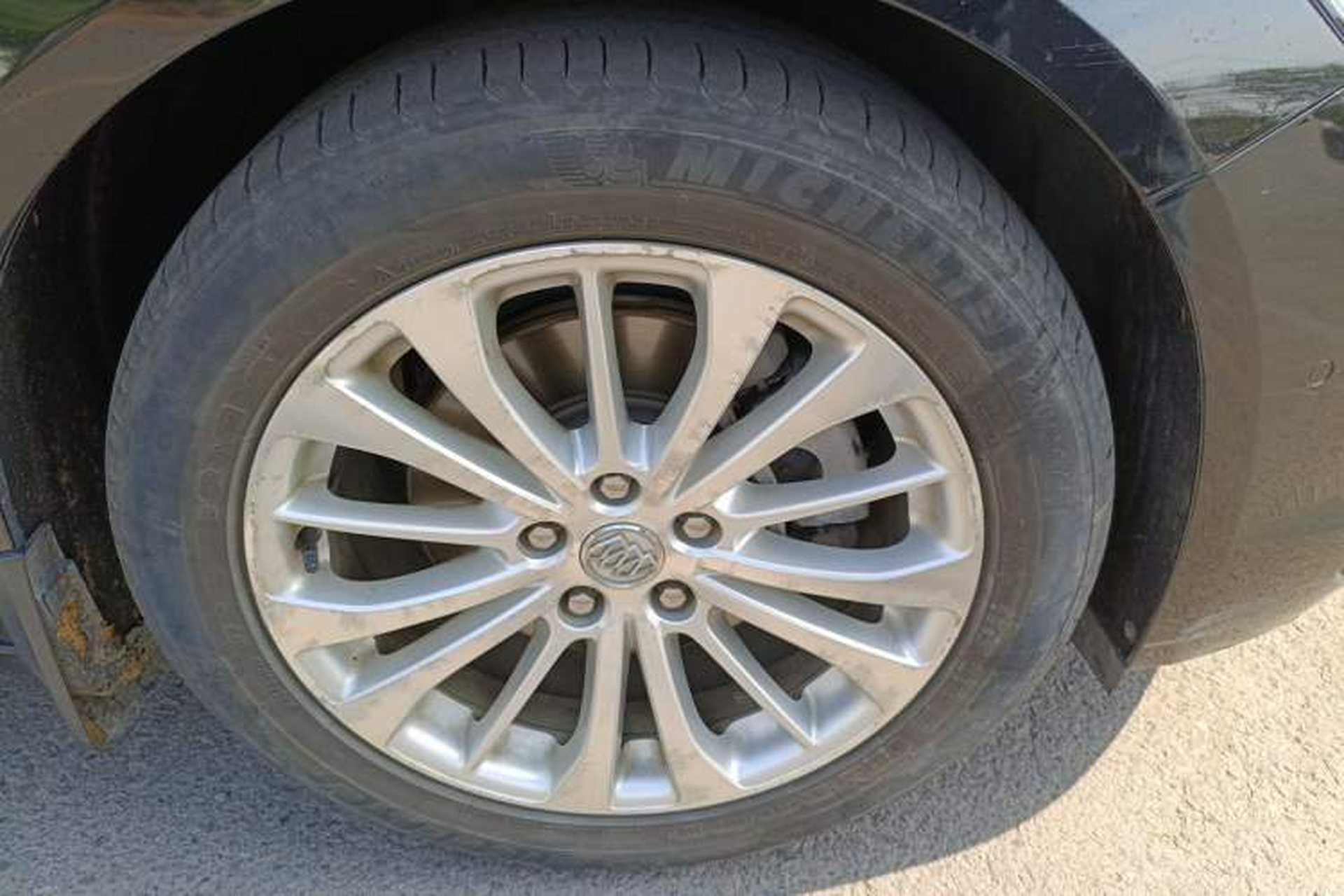 Used Buick LaCrosse 2016 28T Premium Edition Right Front Wheel Hub
