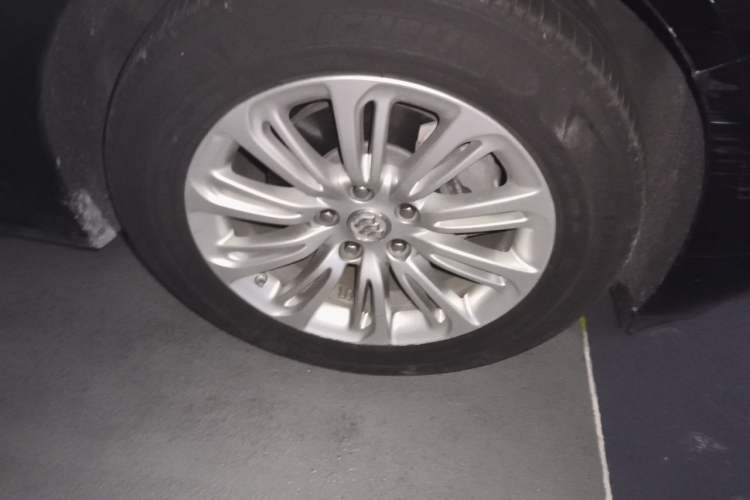 Used Buick LaCrosse 2016 20T Elite Edition Right Front Wheel Hub