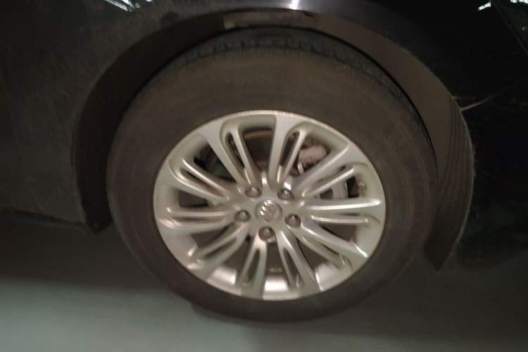 Used Buick LaCrosse 2016 20T Elite Edition Right Front Wheel Hub