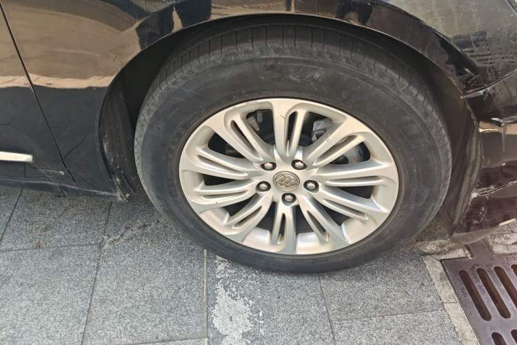 Used Buick LaCrosse 2016 20T Luxury Model Right Front Wheel Hub