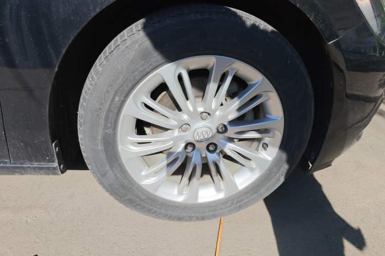Used Buick LaCrosse 2016 20T Elite Edition Right Front Wheel Hub