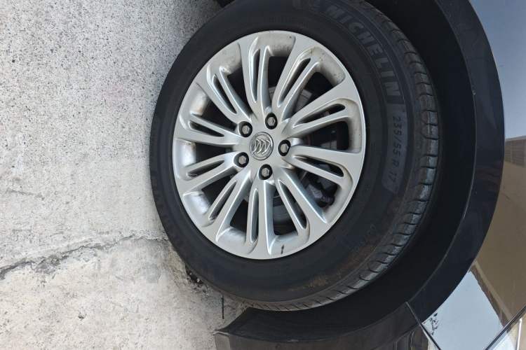 Used Buick LaCrosse 2016 20T Elite Edition Right Front Wheel Hub