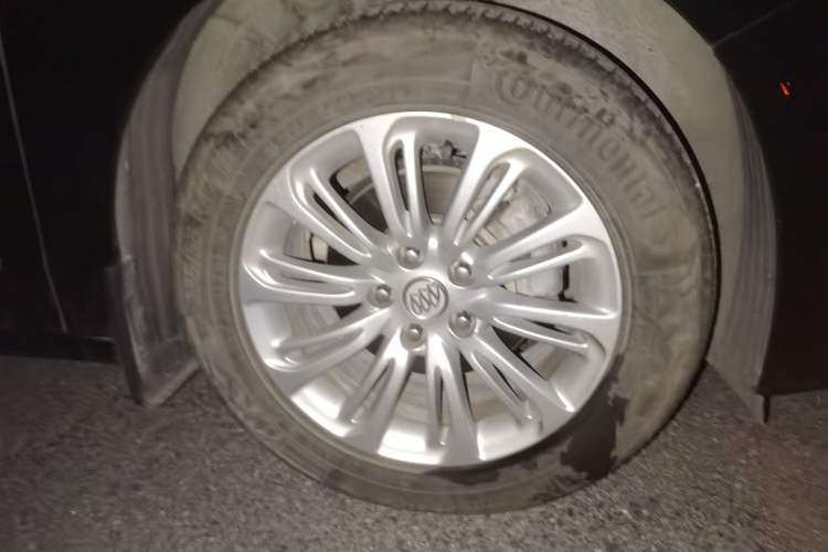 Used Buick LaCrosse 2016 20T Elite Edition Right Front Wheel Hub