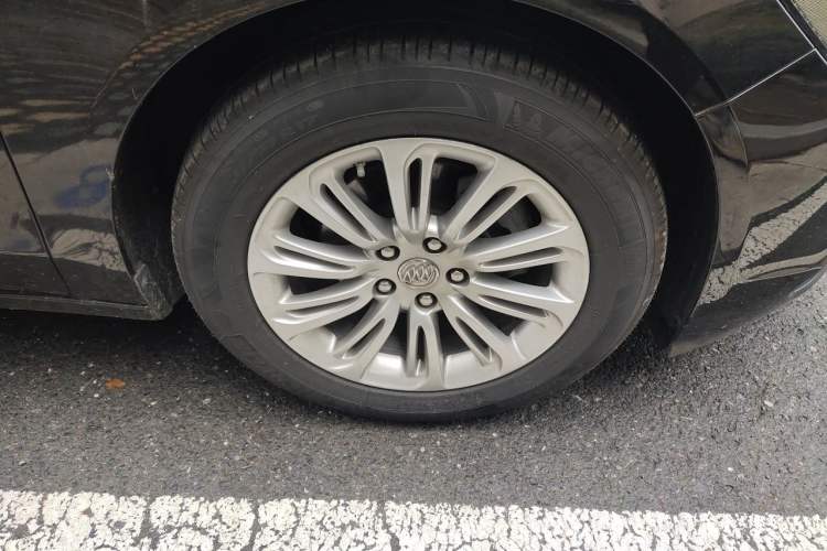 Used Buick LaCrosse 2016 20T Elite Edition Right Front Wheel Hub